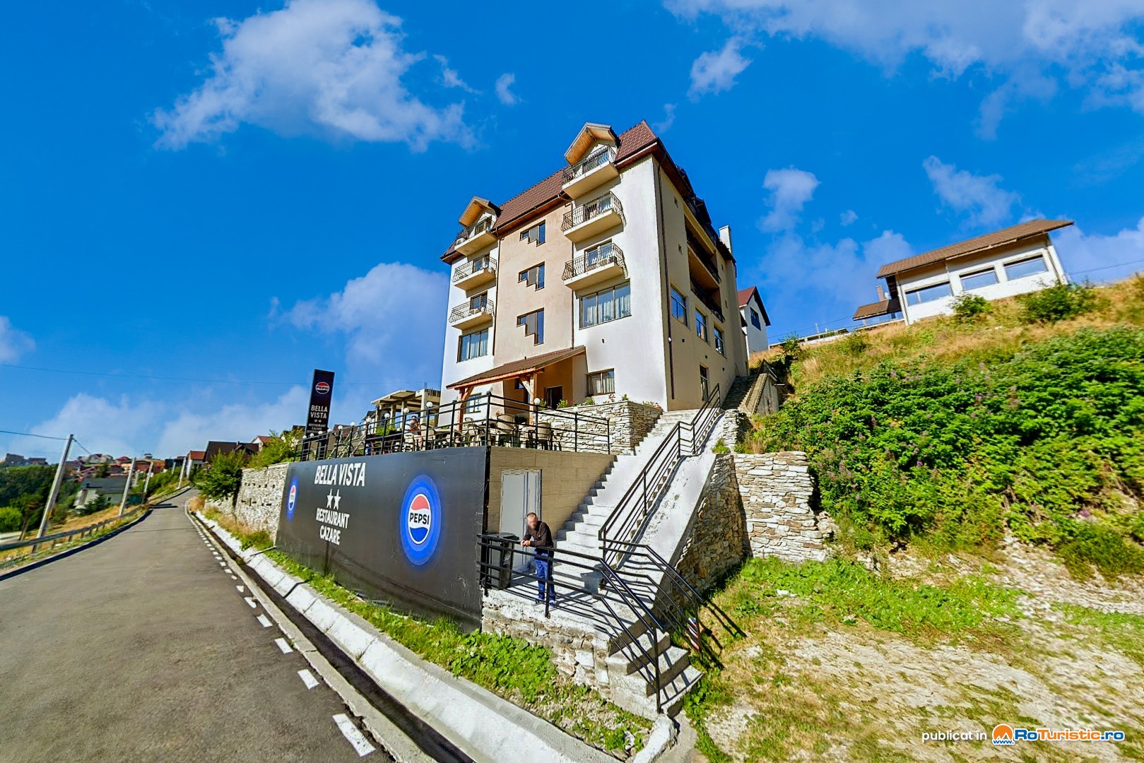 Clădirea Bella Vista Rânca și intrarea marcată Restaurant / Cazare