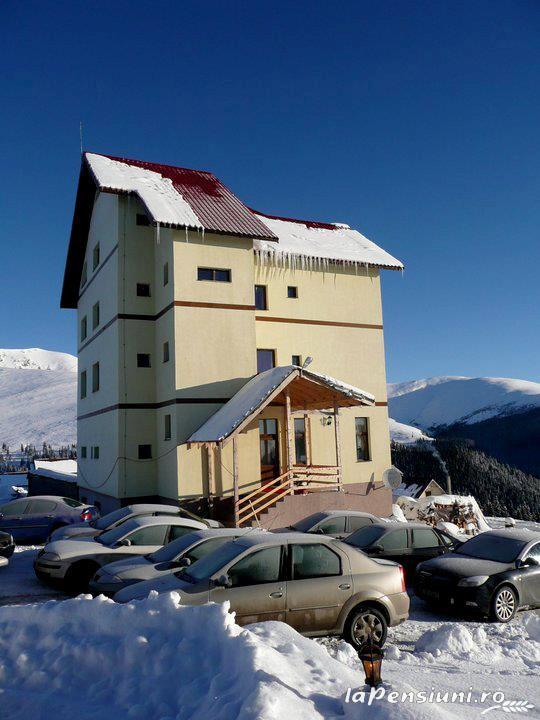 Exteriorul Pensiunii Belvedere din Rânca, iarna
