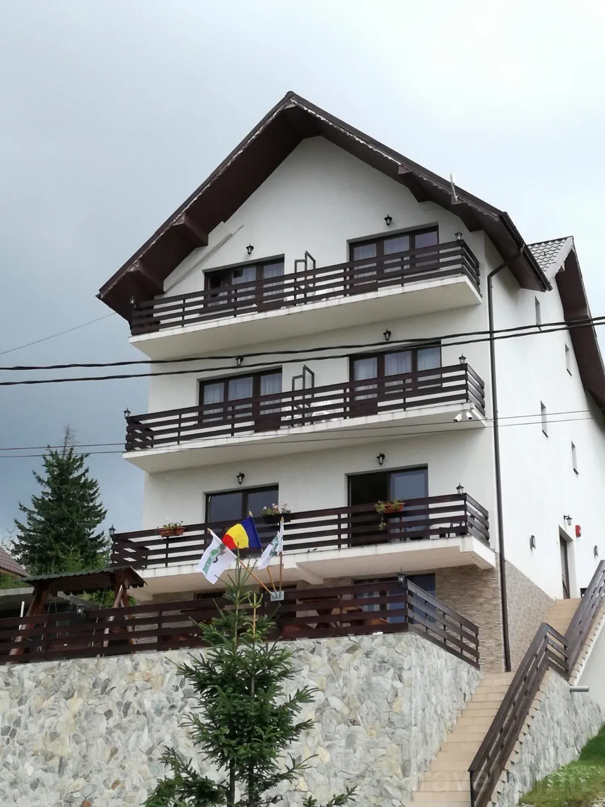 Exteriorul Pensiunii Avalanche din Rânca