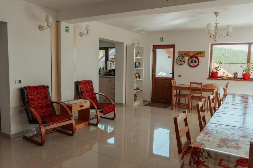 Salonul și zona de luat masa la Casa Bunicuței din Rânca