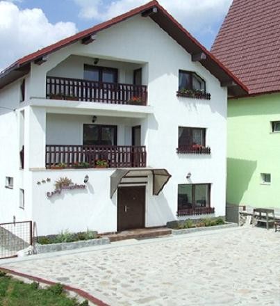 Exteriorul pensiunii Casa Montana din Rânca