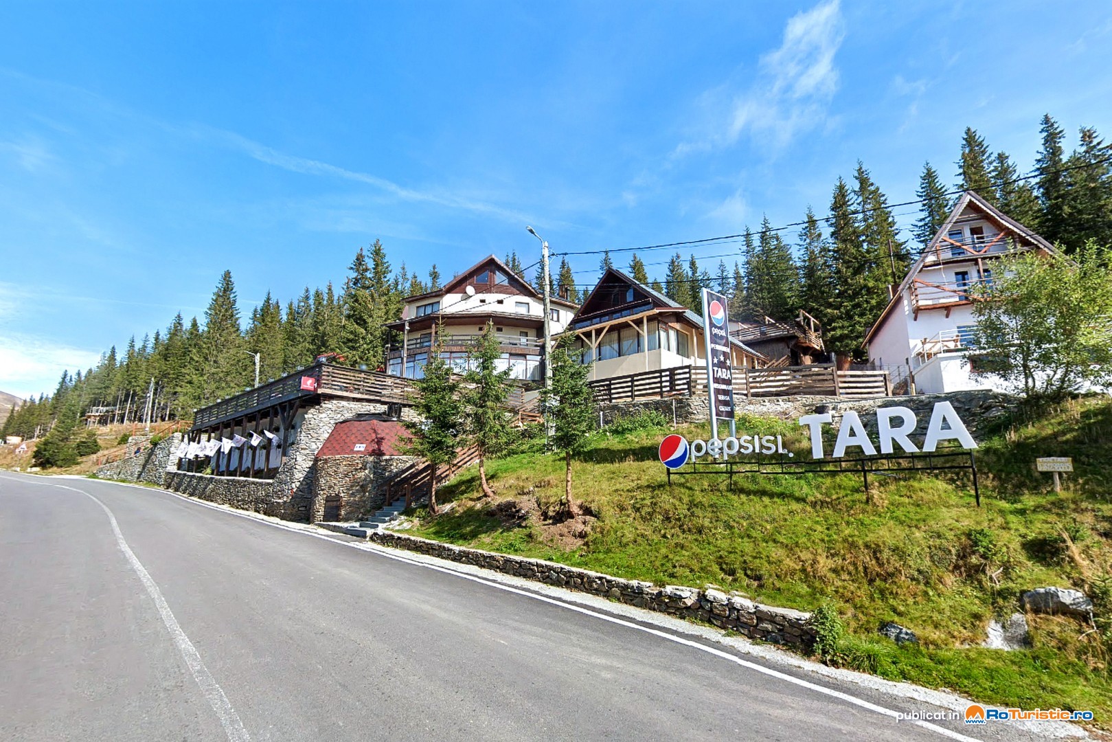 Pensiunea și restaurantul Tara Rânca, văzute de pe Transalpina