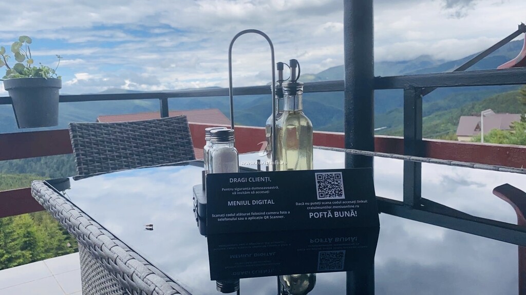 Masă pe terasa restaurantului Craiul Munților, cu vedere spre munte