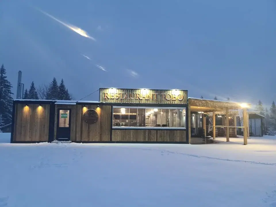 Restaurant Tobo Rânca, cu firma vizibilă, într-un peisaj de iarnă