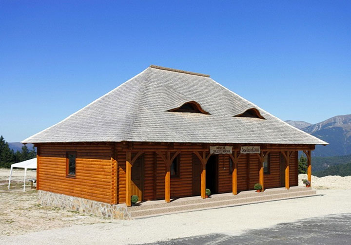 Exteriorul Muzeului Civilizației Montane Rânca