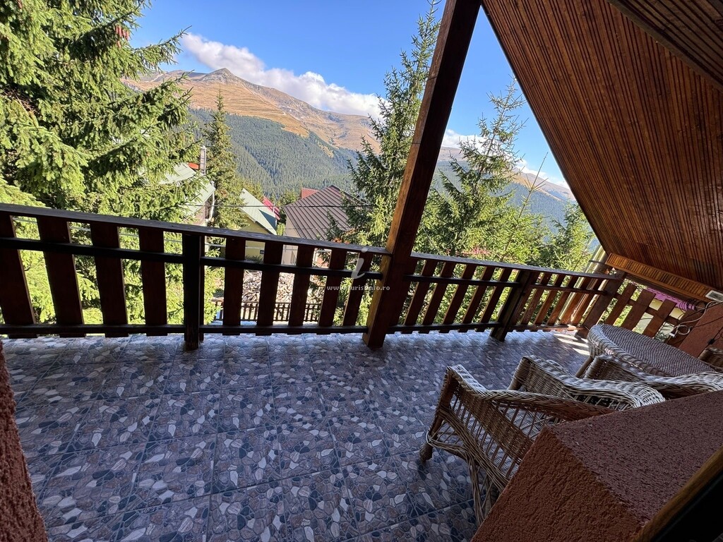 Terasă cu vedere spre munte la Casa Cheo din Rânca