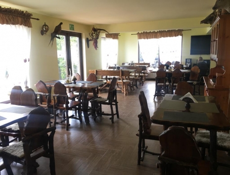 Sala de mese a proprietății Conacul Boierului din Rânca