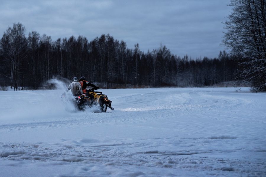 ATV în zăpadă — fotografie stock de atmosferă, nu ofertă locală